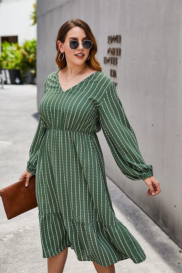 Robe grande taille rayee col en v verte vue de face